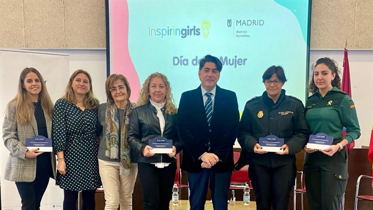 Entre escolares y mujeres inspiradoras, David Pérez ha inaugurado la cita con cuatro profesionales que han contado su experiencia 