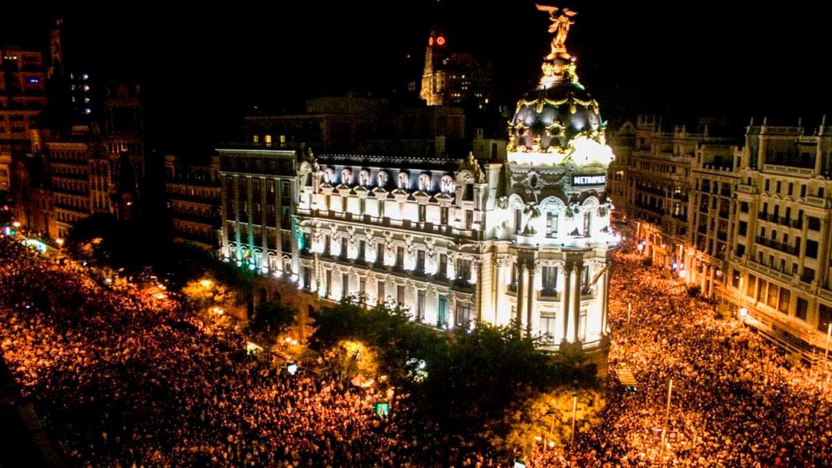 Madrid es conocida por su vibrante vida nocturna, ofreciendo una amplia variedad de opciones para todos los gustos