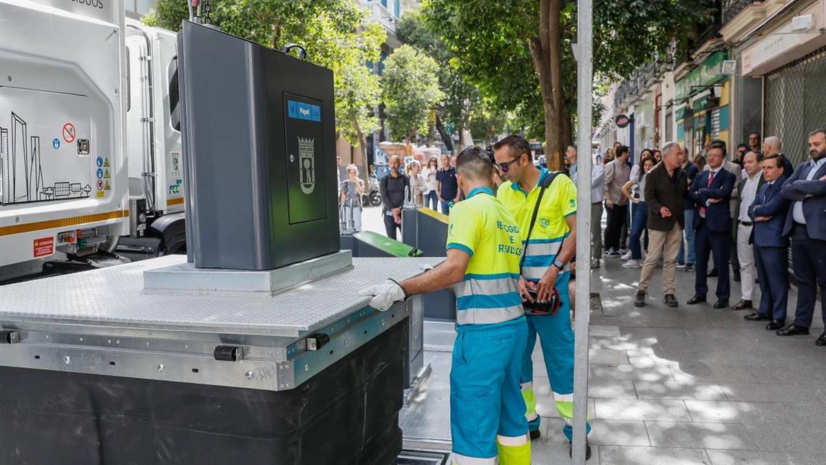 Almeida comprueba en la calle de Manuela Malasaña las ventajas de este nuevo sistema
