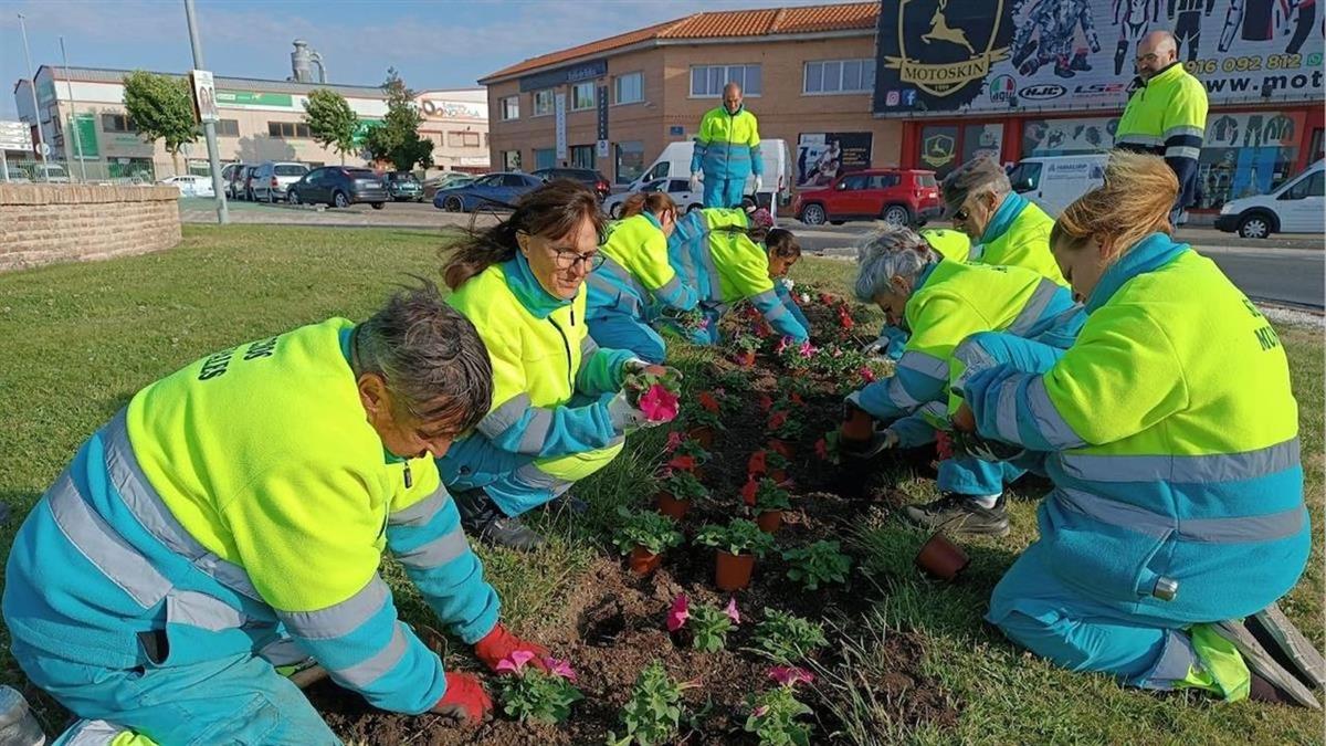 Las personas que se incorporen cubrirán puestos de jardineros, un técnico en Educación Infantil y un arquitecto