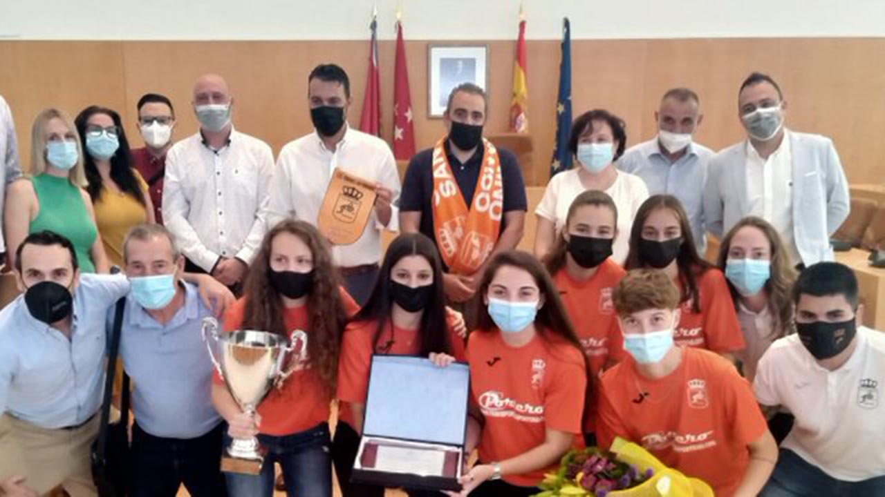 El Club de Fútbol Sala Femenino del municipio recibió un homenaje por parte del Ayuntamiento 
