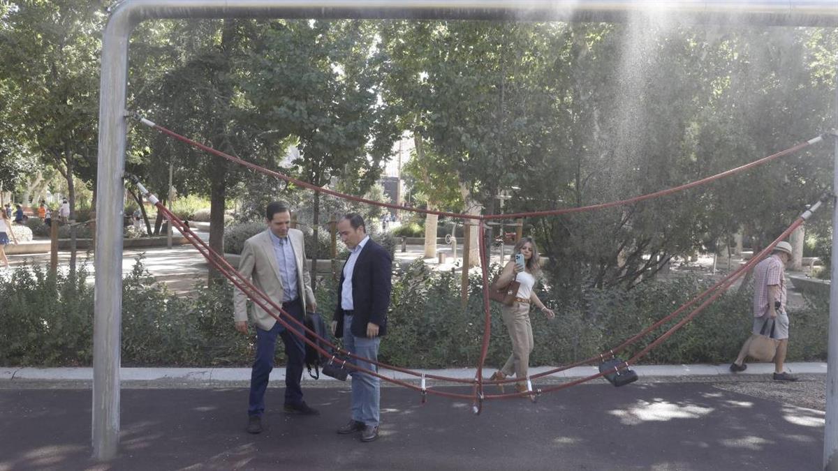  Carabante visita una de las áreas infantiles con más reclamo de la ciudad, la ubicada en plaza de España
