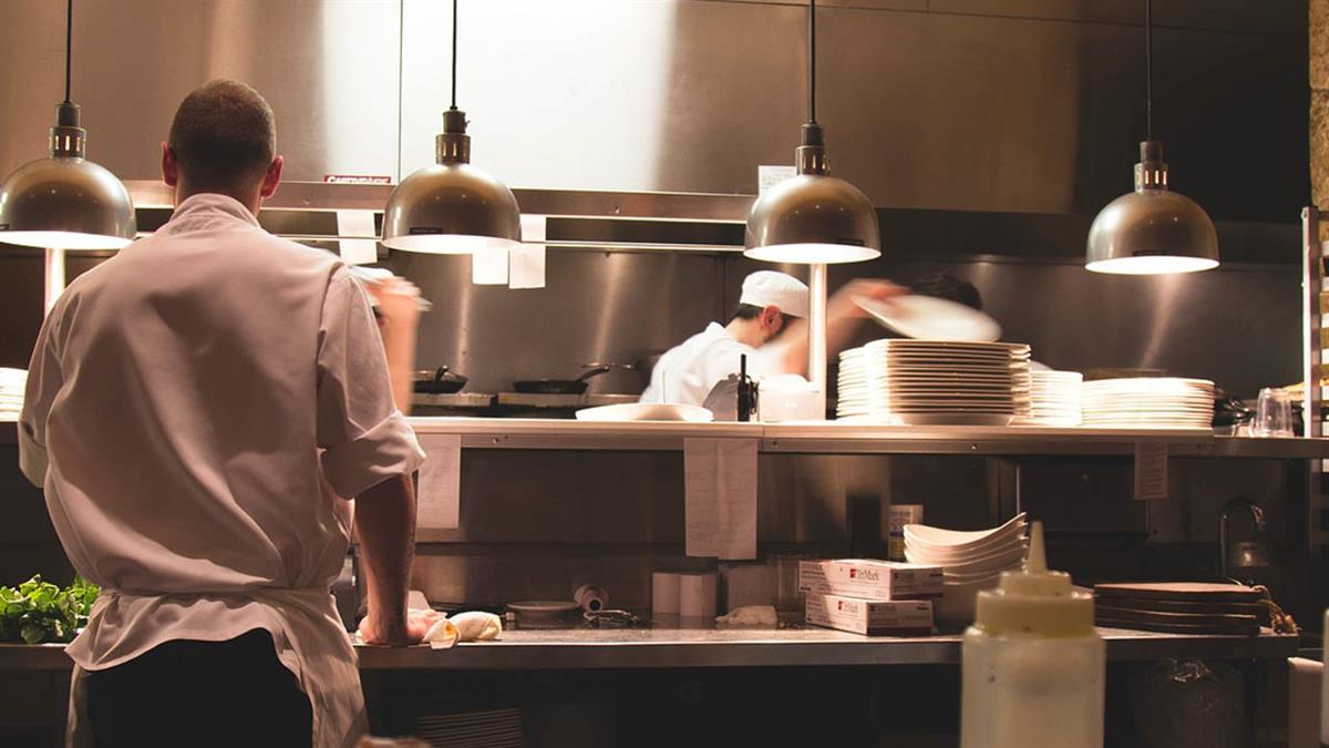 Cruz Roja pone en marcha un curso de ayudante de cocina con colectividades dirigido a jóvenes desempleados 