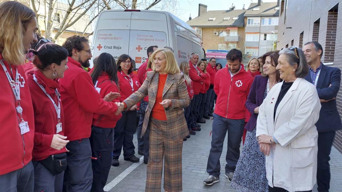 La consejera también recorrió las instalaciones de asamblea de Cruz Roja Majadahonda-Las Rozas