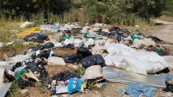 Se ha producido un depósito y abandono ilegal de basuras, enseres y escombros en la zona 
