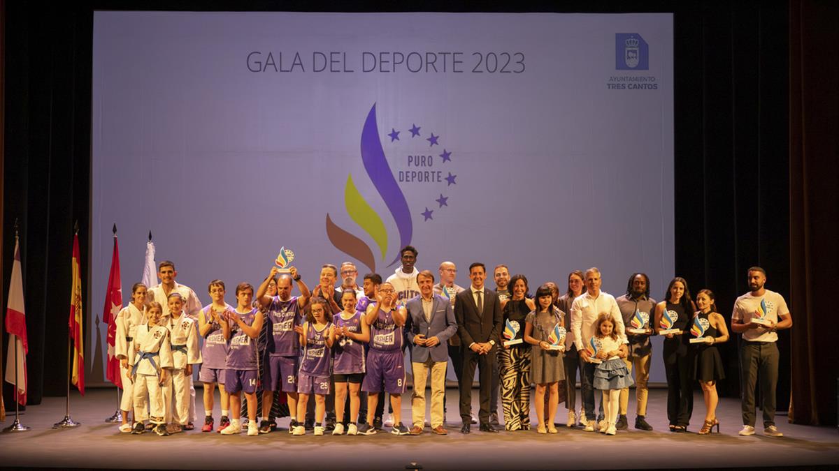 El ayuntamiento premia la labor de 12 clubes, entidades y deportistas