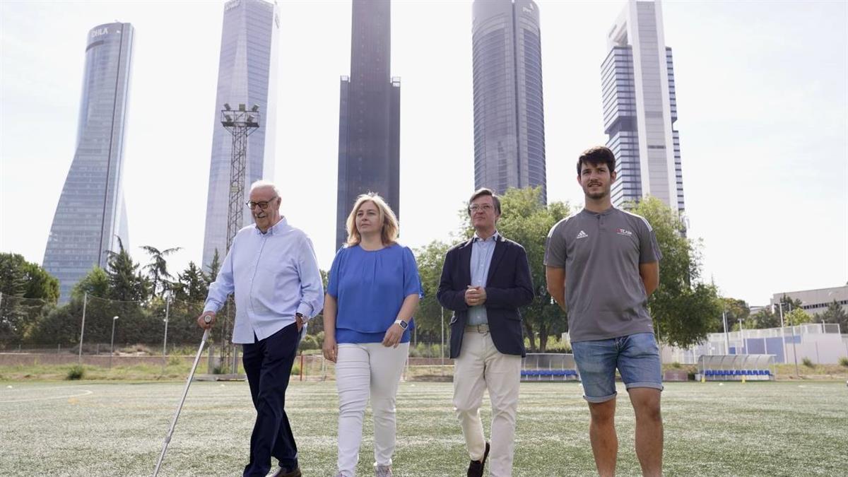 La vicealcaldesa ha visitado el Centro Deportivo Vicente del Bosque, en Fuencarral-El Pardo, donde se está desarrollando un campus infantil de fútbol
