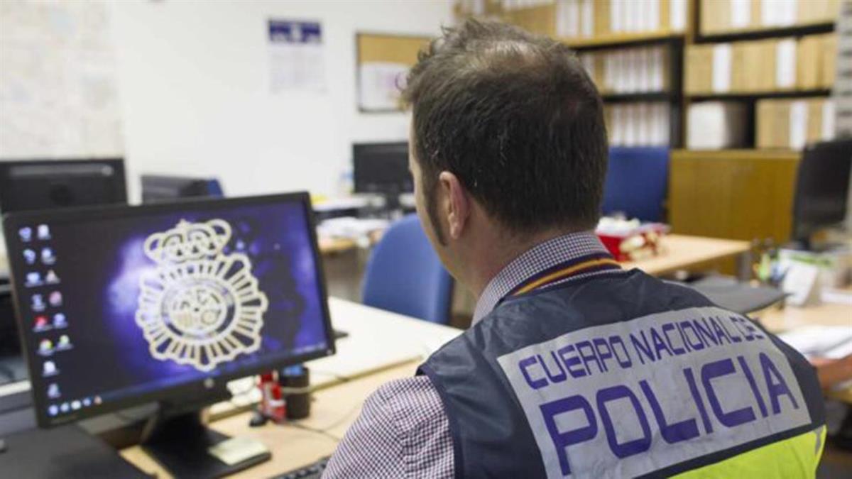 Falsificaba nóminas de agentes de policía y de otras personas usurpando su identidad para adquirir préstamos de dinero a través de empresas de crédito web
