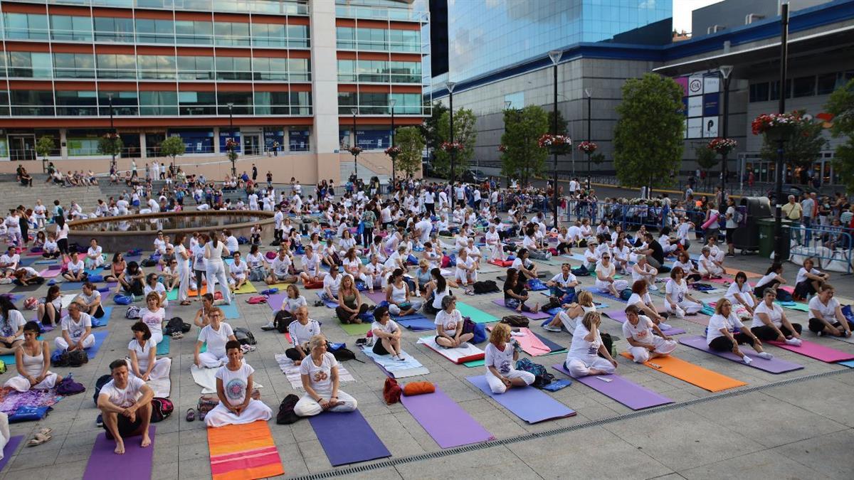 EL viernes 21 de junio la Plaza de la Constitución acoge a 350 personas en una clase gratuita