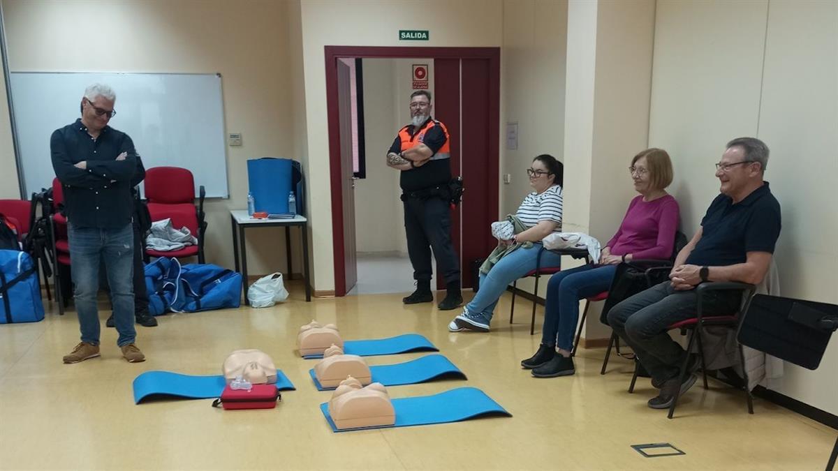 Talleres de reanimación cardiopulmonar abiertos a la población, de manejo de desfibriladores, sesiones formativas…  