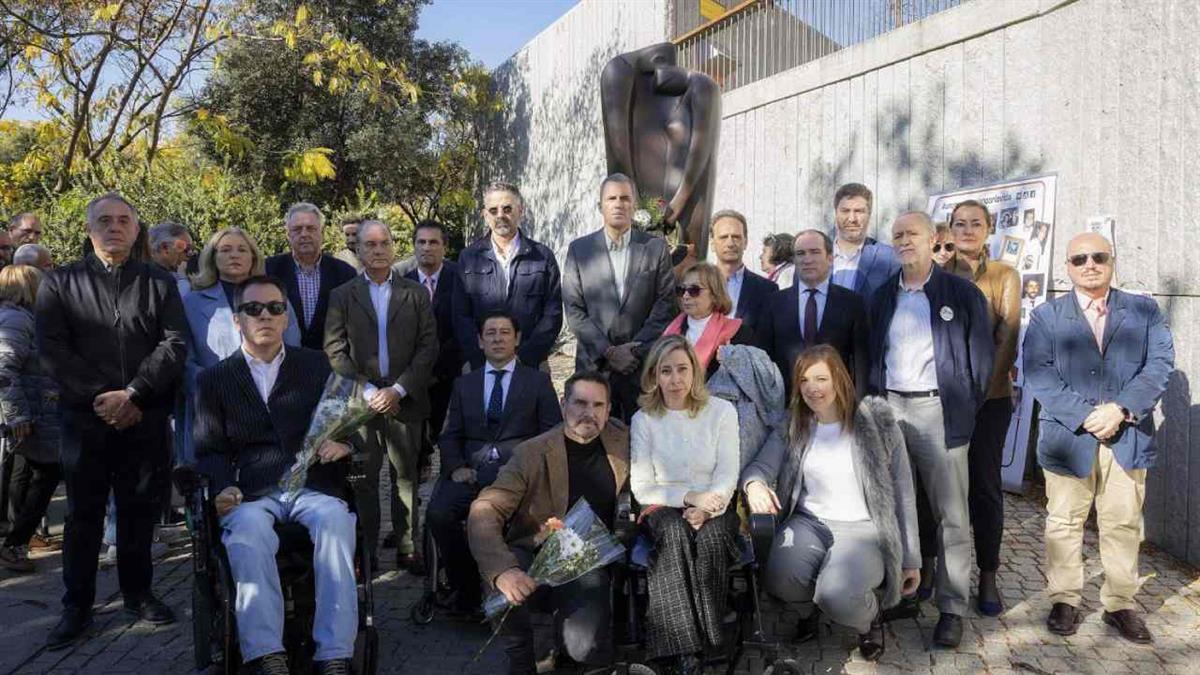 Representantes del Gobierno municipal y de las asociaciones involucradas han realizado una ofrenda floral en recuerdo a los fallecidos