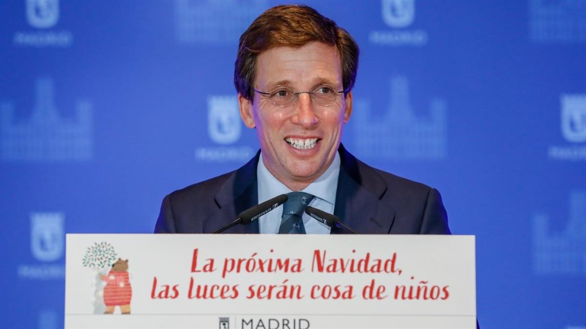 El alcalde ha entregado los premios a los ganadores del primer concurso escolar de dibujo para el diseño de iluminación navideña para alumnos de primero y segundo
