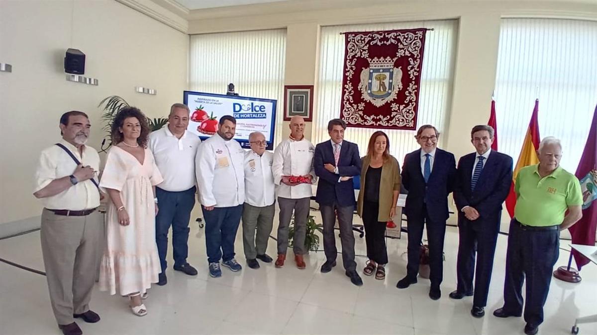 El concejal David Pérez ha presentado este postre dentro de la programación de las Fiestas de la Primavera
