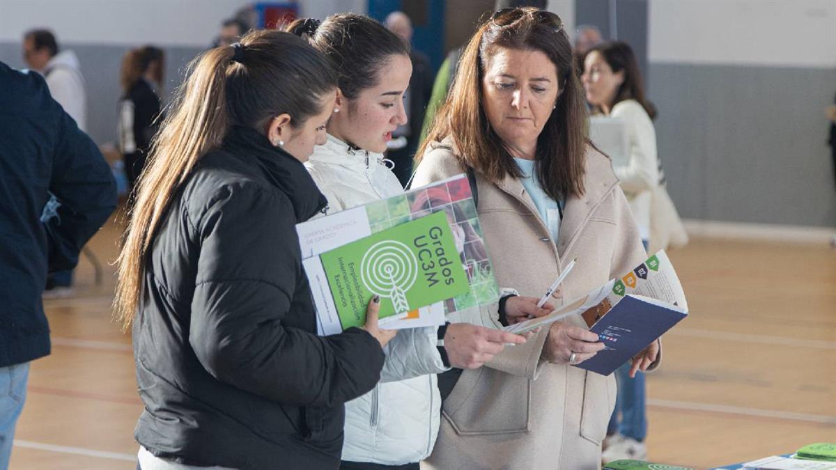 Mesas redondas temáticas con alumnos universitarios y una charla de orientación académica complementan la programación de la feria