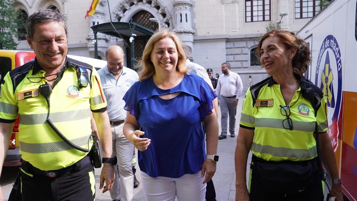 La vicealcaldesa y delegada de Seguridad y Emergencias, Inma Sanz, ha visitado el Centro de Control Operativo instalado junto a la plaza de Cibeles
