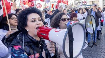 La portavoz de Más Madrid presenta en la Concejalía de Política Social más de 10.000 firmas para poner fin a la situación de las trabajadoras del SAD