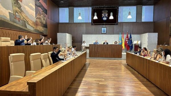 El pleno aprueba las modificaciones presupuestarias por la ausencia de concejales de la oposición