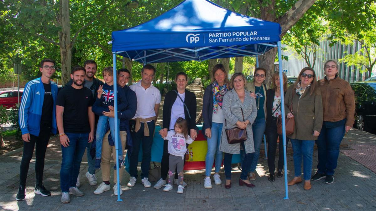 En un vídeo subido a sus redes sociales, la candidata popular se acerca a las instalaciones deportivas para conocer lo que ocurre