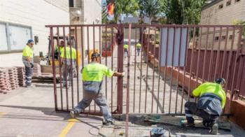 Los alumnos han convivido un año con desprendimientos en la fachada del patio