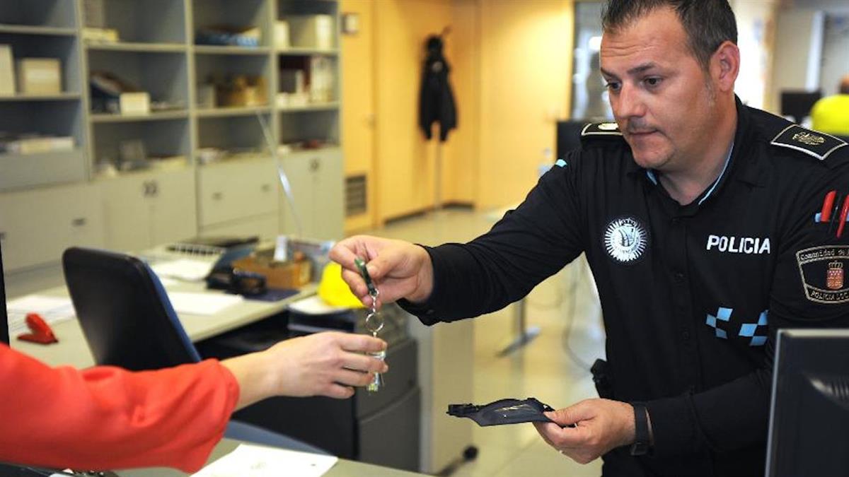 Los vecinos pueden dejar las llaves de su vivienda o local a las Policía Local y su teléfono de contacto para actuar ante una situación de emergencia