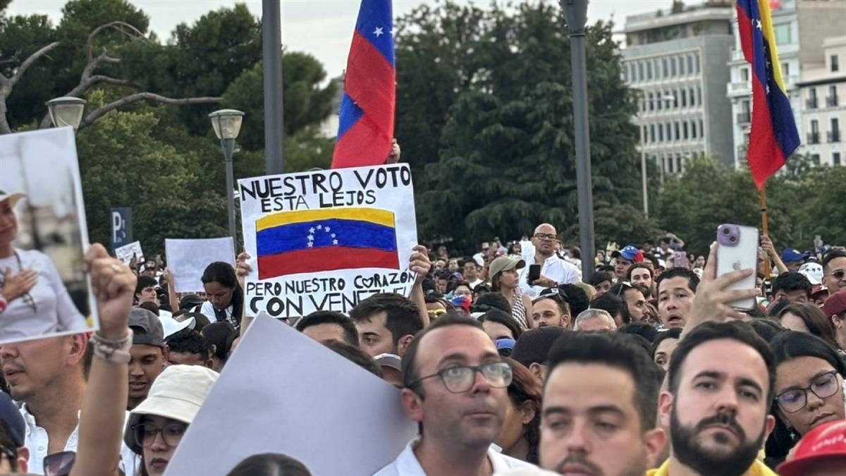 Miles de venezolanos se juntaron en la Plaza para mostrar su apoyo a los líderes de la oposición