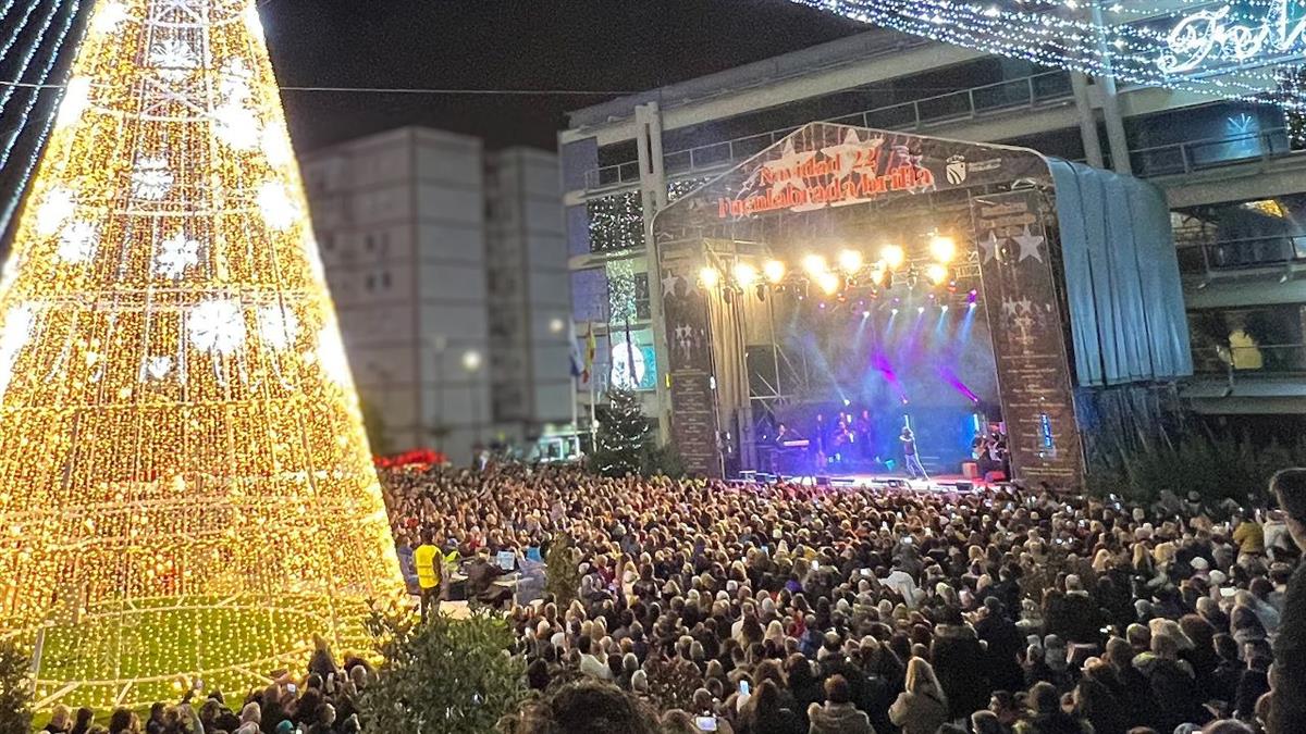 La coreógrafa, Premio Princesa de Asturias de las Artes, acompaña al alcalde Javier Ayala en el alumbrado del Paseo de la Navidad