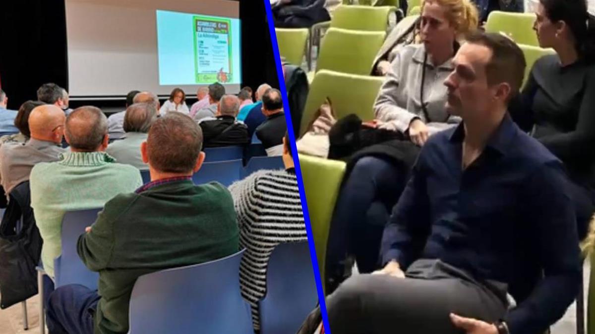 El portavoz popular quiso contestar a la alcaldesa, pero "se le impidió hablar" durante la asamblea vecinal
