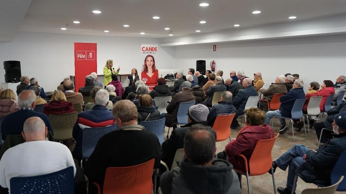 Candelaria Testa y Llanos Castellanos mantienen un encuentro con los mayores de Alcorcón 