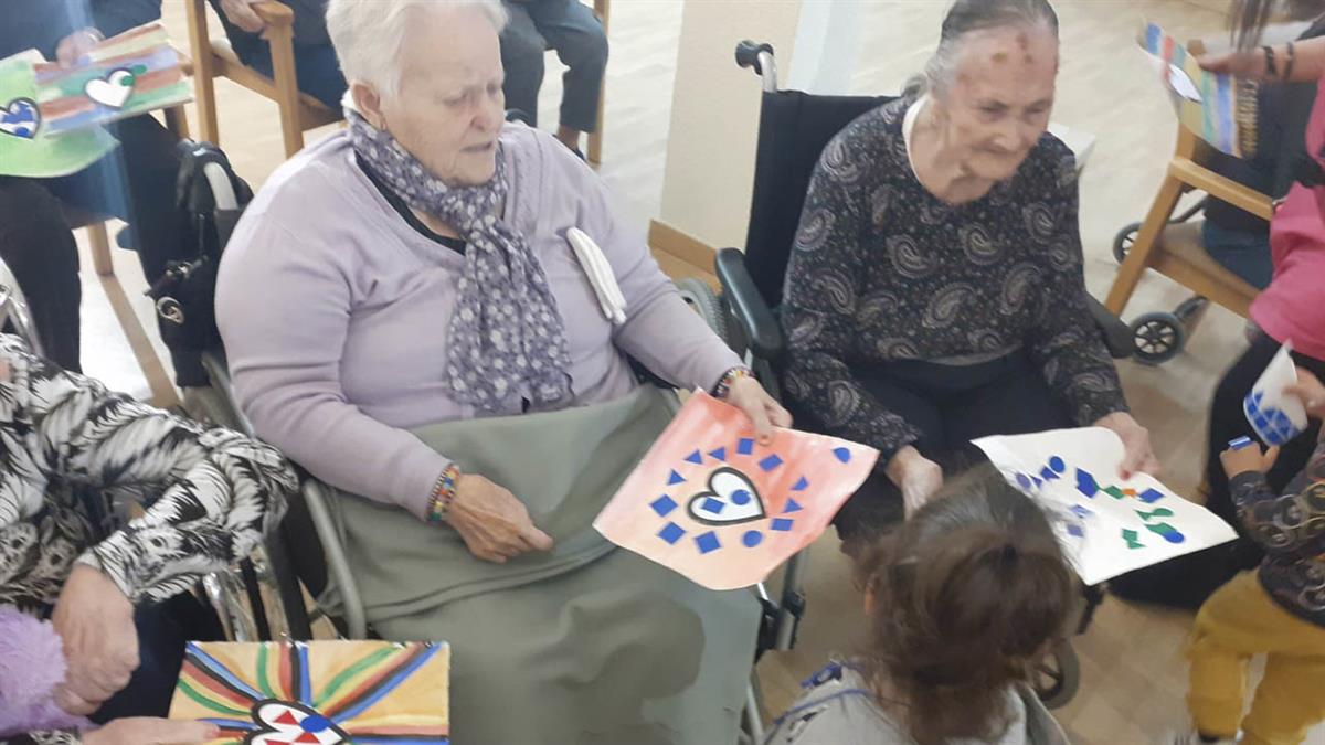 La Residencia Sta. María del Silencio acoge un nuevo Encuentro Intergeneracional con los niños de la escuela Sol y Luna 