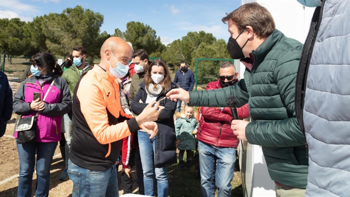 El acto se ha celebrado en el Parque de los Alcornoques, donde los adjudicatarios han recibido las llaves de mano del alcalde, Jesús Moreno.