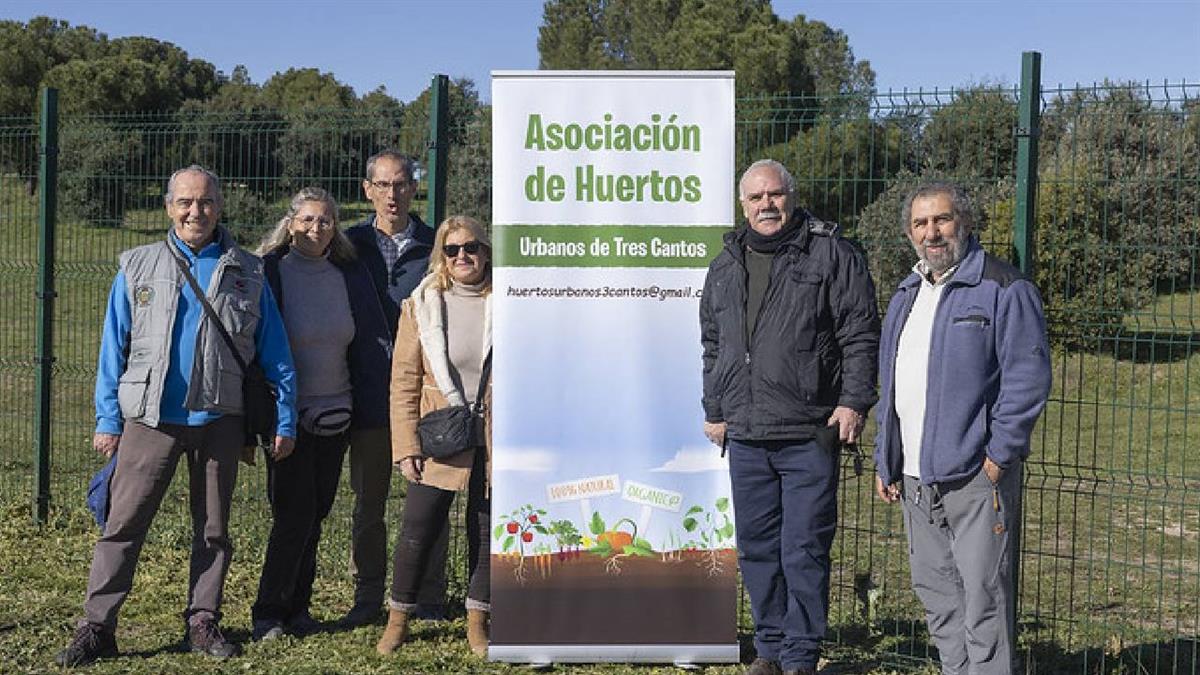 Los nuevos afortunados horticultores disfrutaron en familia de una jornada soleada