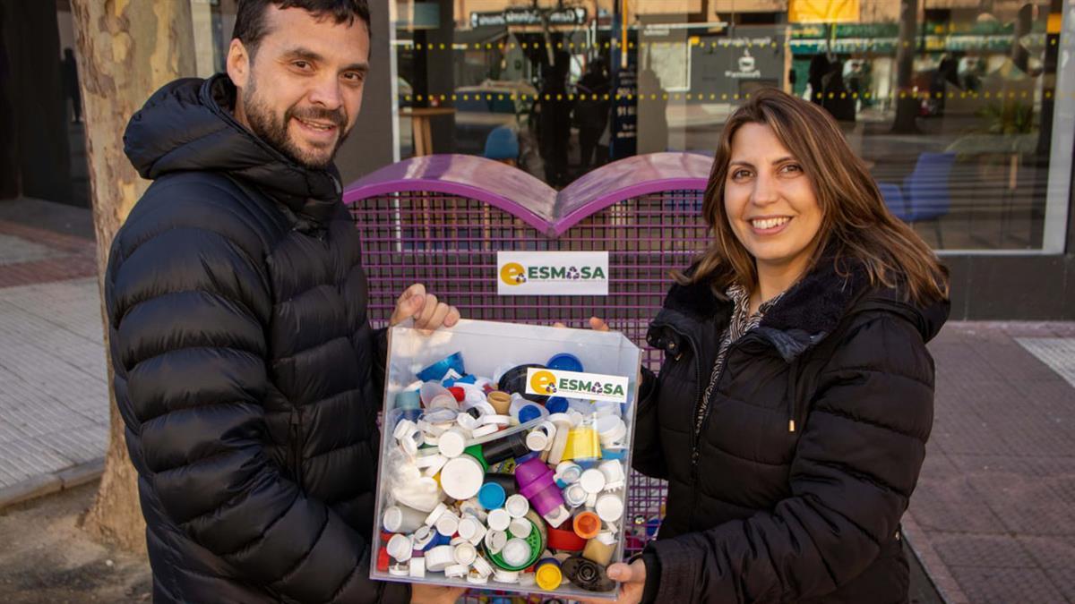 Donarán la recaudación de los tapones depositados en los corazones morados