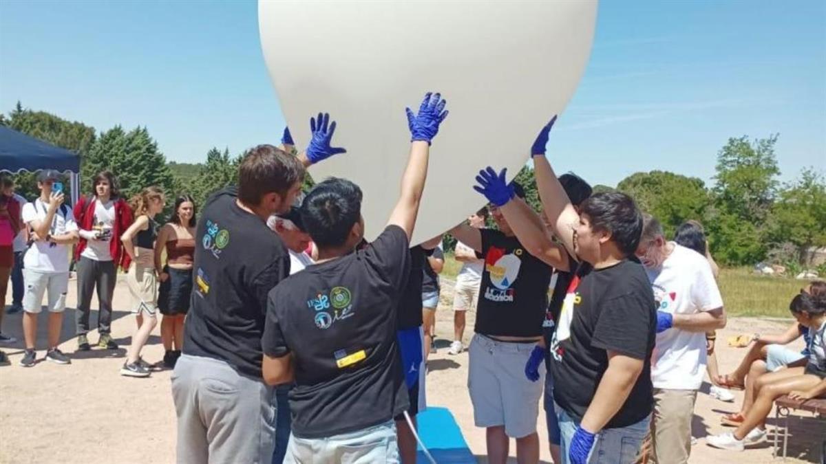 Un centenar de alumnos han participado en el experimento lanzando un globo sonda