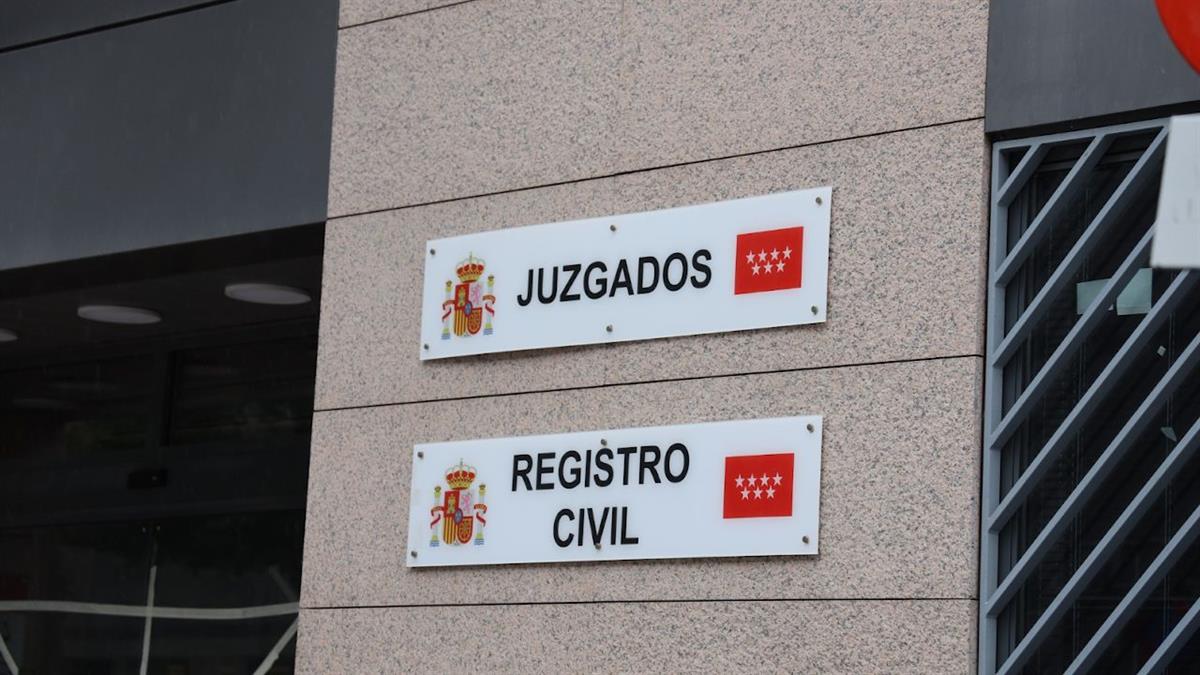 Las graves deficiencias del edificio provocan caos en los trámites administrativos de la población