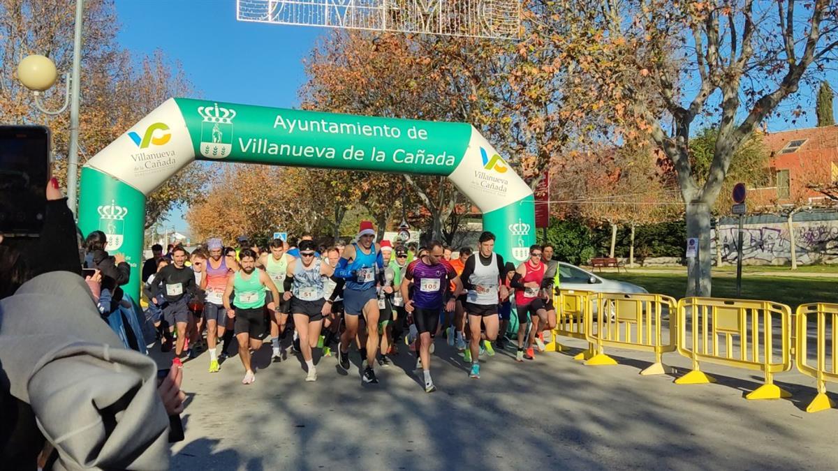 Más de 200 personas han participado en la carrera navideña de Villanueva de la Cañada 