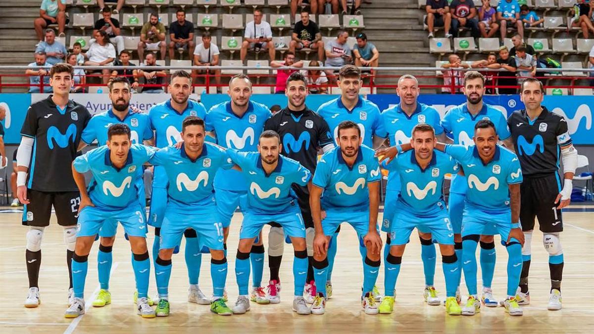 Los jugadores regalaron una camiseta conmemorativa al alcalde de la ciudad