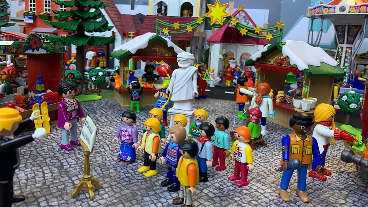 Se recrean escenas navideñas como Papá Noel con su trineo, Mamá Noel y sus dulces, la cabalgata de Reyes, etc.