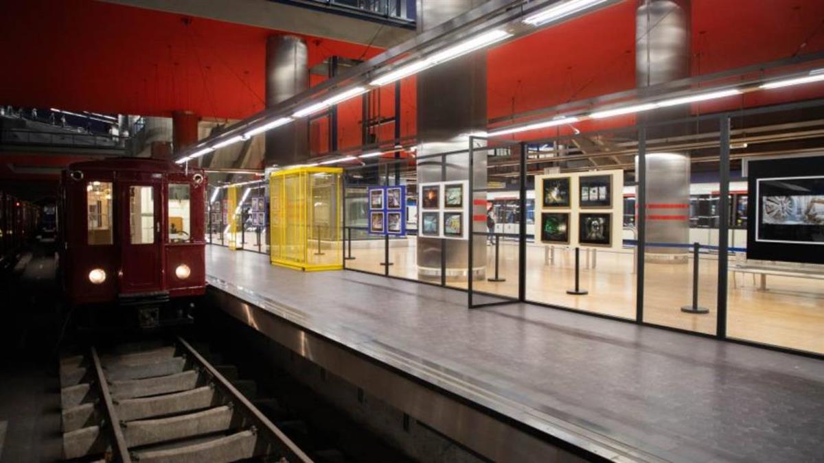 Esta colección fotográfica recorre la historia reciente de la compañía metropolitana