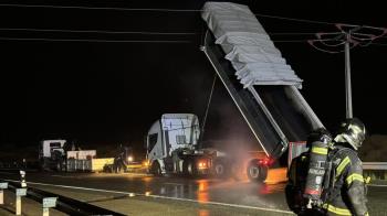 El volquete de su camión impactó contra unos cables de alta tensión 