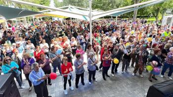 Bailes, actividades y la actuación de La Década Prodigiosa animan esta jornada que se celebra el 26 de mayo en la piscina municipal