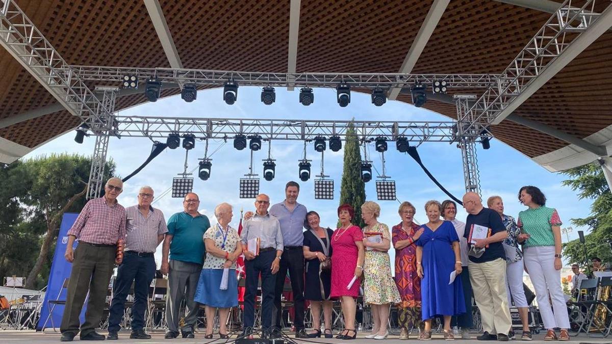 El concejal Alberto González ha participado en el acto en el que se ha reconocido a seis socios de los centros de mayores del distrito
