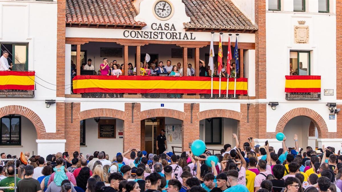 Más de veinte peñas, miles de pinteños y la tradición taurina protagonizan el inicio de los festejos