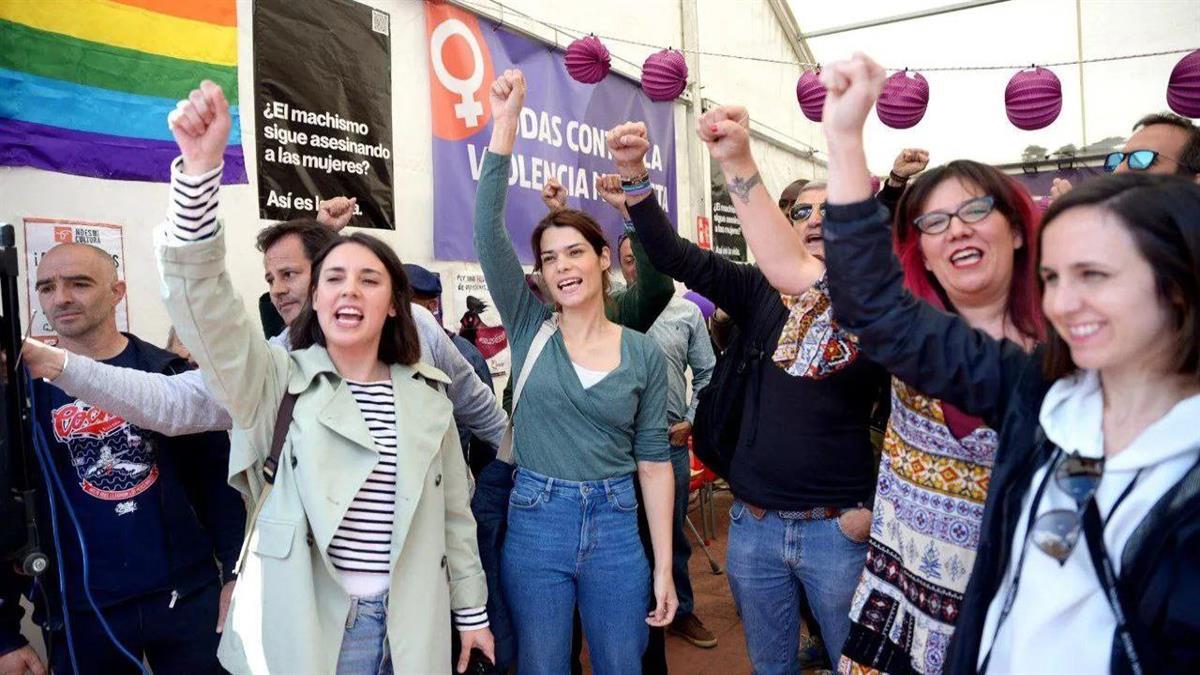 A su caseta han asistido personalidades como Irene Montero o Ione Belarra