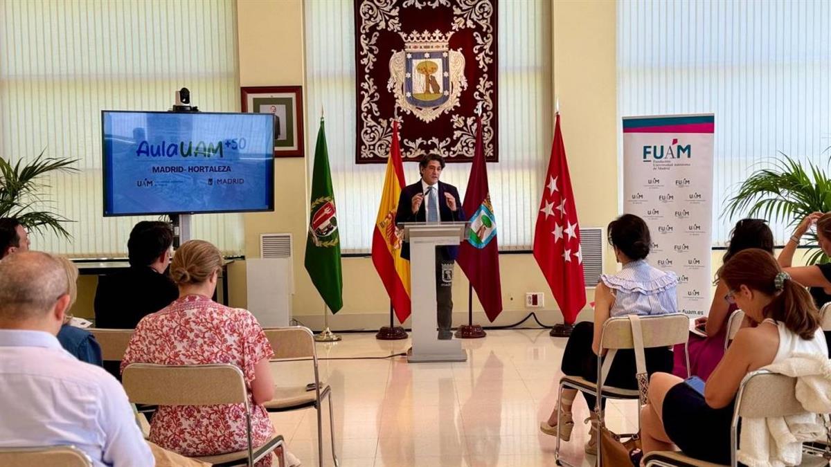 El concejal del distrito, David Pérez, ha presentado el programa Aula UAM+50 en colaboración con la Universidad Autónoma de Madrid
