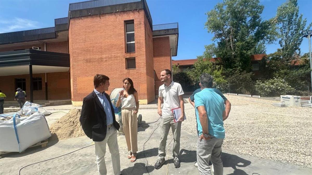 El concejal José Antonio Martínez Páramo ha visitado el colegio Mirasierra, uno de los 28 centros en los que la junta del distrito va a actuar este verano
