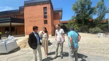 El concejal José Antonio Martínez Páramo ha visitado el colegio Mirasierra, uno de los 28 centros en los que la junta del distrito va a actuar este verano
