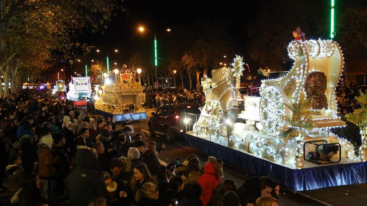 Este año el desfile cambia el recorrido y las 52 carrozas empiezan en la confluencia de las calles Móstoles y Galicia