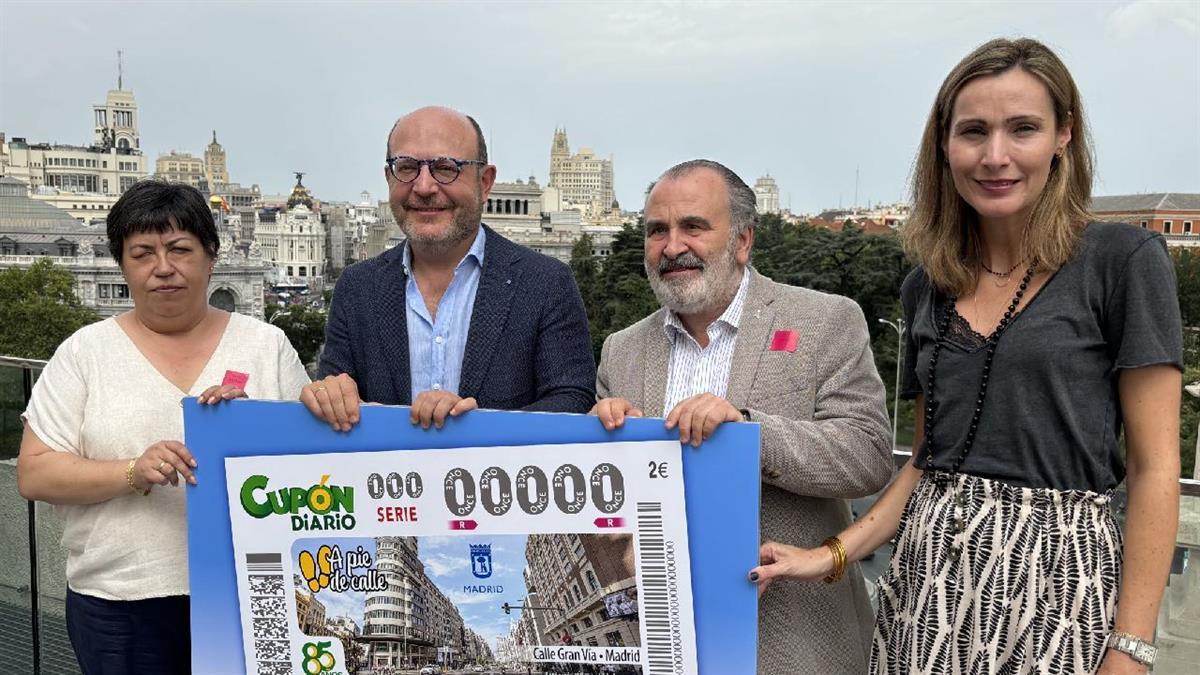 El delegado de Políticas Sociales, Familia e Igualdad, José Fernández, ha participado hoy en la presentación de este cupón de la serie ‘A pie de calle’
