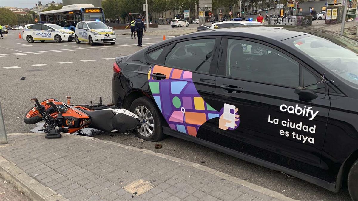 Un motorista sufre un traumatismo severo tras colisionar con un VTC