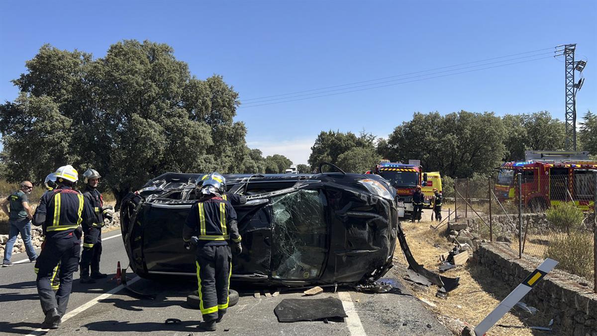 Un turismo vuelca en la carretera